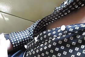 Porno video taukainai pieskarties viņas krūtīm, vilcienu porno video izvarošanas internetā