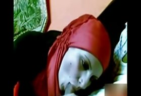 Skatoties porno ar rokām arābu meiteni sarkana hijab nepieredzējis dick