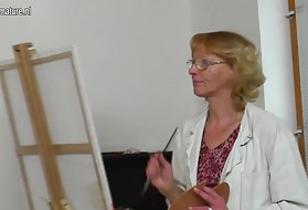 Vecā vecenīte mākslinieks izpaužas viņas jaunais modelis nobriedis skola
