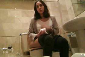 Slēptā kamera viesu tualete, slēptās tualetes porno, scat pising internetā