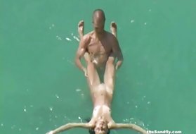 Skaisto porno birojā brīvdienu hi-jinks! kailu skaistu meiteņu porno