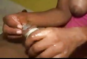 Debesu prezervatīvu handjob no melnā ebony meitene melnā prezervatīvu atgādina