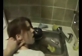 Amatieru koledžas cilvēks kļūst tukša nekustamā dzīvniekiem, skaista vannas istaba